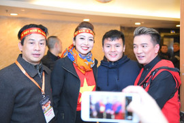 Jennifer Phạm được chồng tháp tùng bằng siêu xe đi gặp 'trai đẹp' U23 Việt Nam