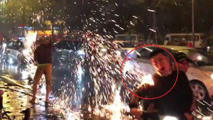 Clip: Đi 'bão' ăn mừng U23, thanh niên cháy áo vẫn hô 'Việt Nam vô địch'