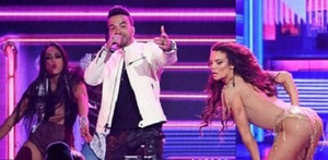 Hoa hậu Hoàn vũ 'mặc như không' nhảy phụ họa cho ca khúc 'Despacito' tại Grammy