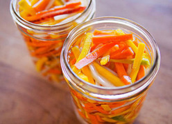 Hướng dẫn cách muối củ cải, cà rốt chua giòn, đưa cơm ngày Tết