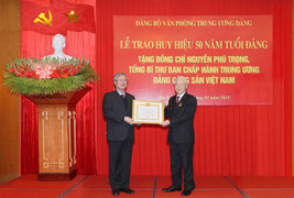 Tổng Bí thư Nguyễn Phú Trọng nhận Huy hiệu 50 năm tuổi Đảng