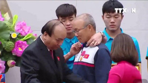 Hành động tình cảm của Duy Mạnh với thầy Park khiến dân mạng thích thú