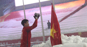 Duy Mạnh cúi chào Quốc kỳ ở Thường Châu: 'Khi em cắm cờ, nước mắt vẫn rơi'