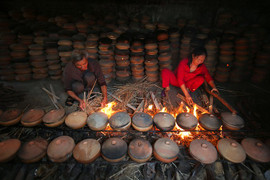 Video: Mục sở thị kho cá niêu đất ngon nức tiếng ở làng Vũ Đại
