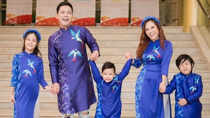 MC Phan Anh cùng vợ con trình diễn áo dài do Hoa hậu Ngọc Hân thiết kế