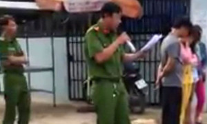 Làm rõ clip công an bêu riếu người mua bán dâm giữa phố