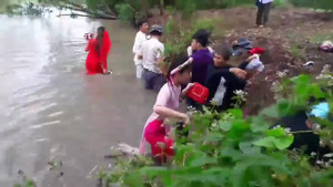 Clip: Chìm xuồng chở đoàn rước dâu, cô dâu chú rể bì bõm lội nước