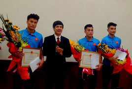 Biển người xứ Thanh đón 2 anh em Bùi Tiến Dũng và Văn Đại về quê hương