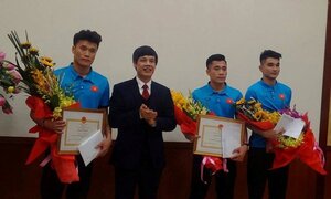 Vừa về đến quê hương, thủ môn Tiến Dũng ẵm tiền thưởng lớn