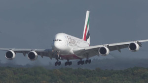 Video: Máy bay thương mại lớn nhất thế giới loạng choạng khi hạ cánh trong gió ngược