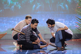 Việt Trinh rơi nước mắt khi Vũ Mạnh Cường bị đánh chảy máu võng mạc trên sân khấu