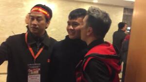 Clip: Đàm Vĩnh Hưng thơm má Quang Hải khi chụp ảnh chung