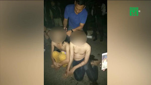 Cảnh sát Indonesia cạo đầu phụ nữ chuyển giới, bắt mặc quần áo nam