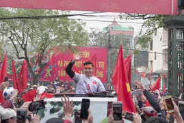 Video: Cổ động viên Thái Bình 'trống giong cờ mở' đón cầu thủ U23 Đoàn Văn Hậu trở về