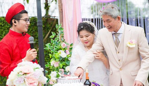 NSND Thanh Hoa bật khóc khi 70 tuổi mới lần đầu mặc váy cưới