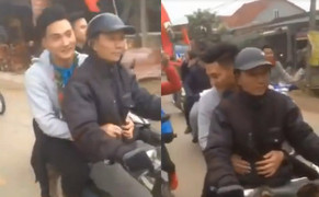 Thủ môn U23 Việt Nam bỏ ô tô, quyết cùng bố đi xe máy về nhà