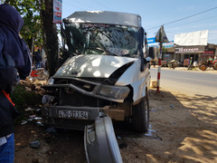 Tránh xe đạp điện, xe khách lao vào tiệm sửa xe trên đường Hồ Chí Minh