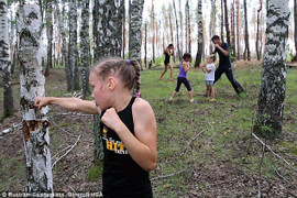 Video: Bé gái tay không đấm gãy thân cây trong 1 phút