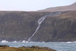 Video: Những thác nước kỳ dị có khả năng chảy ngược lên trời