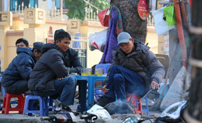 Ảnh: Người dân Hà Nội tìm cách chống chọi đợt rét kỷ lục trong 2 năm qua