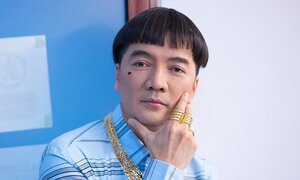 Đàm Vĩnh Hưng chơi lớn, đeo vàng thật đầy người đóng Táo quân 2018