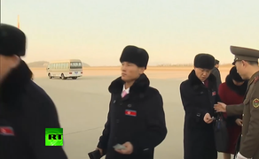 Video: Vận động viên Triều Tiên lên máy bay sang Hàn Quốc dự Thế vận hội mùa đông 2018
