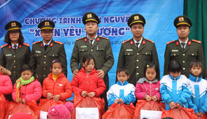 Chiến sỹ công an mang hơi ấm đến với học sinh nghèo Lạng Sơn trong ngày giá rét