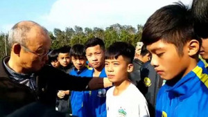 Video: Phút đối diện 'siêu nhân' nhà bầu Đức của HLV Park Hang Seo