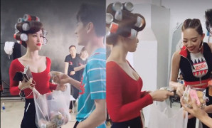 Video: Cười ngất khi Đông Nhi mời Isaac, Tóc Tiên mua bánh từ thiện cực ‘lầy’