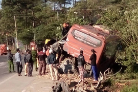 Xe khách va chạm xe tải trên đường Hồ Chí Minh, 5 hành khách thương vong