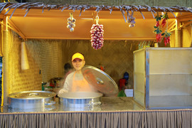 Gặp lại trưởng phòng xin nghỉ việc về bán gà nướng