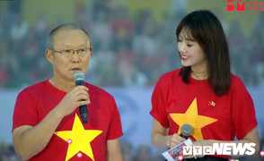 Nghe bài hát quê hương, HLV Park Hang Seo không cầm được nước mắt