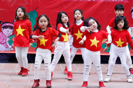 Nhóc tỳ Hà thành tưng bừng diễn thời trang tại hội chợ Làm cha me