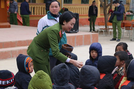 Sinh viên Học viện cảnh sát tặng quà cho người dân, học sinh Mù Cang Chải trước Tết
