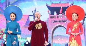 Kyo York diện áo dài thêu bằng vàng trong 'Dáng lụa ngày xuân'