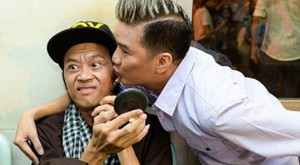 Công khai thể hiện tình cảm với Hoài Linh, Đàm Vĩnh Hưng nhận lại sự 'hững hờ'