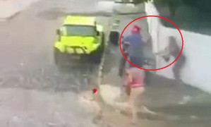 Clip: Thanh niên cầm súng đi cướp bị phụ nữ vung chổi đánh tới tấp