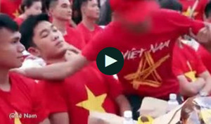 Video: Fan cuồng phá rào vồ vập chụp ảnh với Xuân Trường