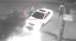 Clip: Exciter phóng điên cuồng, tông sầm vào ô tô đang sang đường