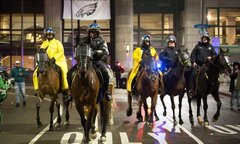 Video: Fan bóng bầu dục Mỹ ăn phân ngựa mừng chiến thắng Super Bowl