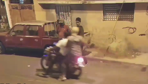 Video: Hùng hổ cầm dao đi cướp, bị lột cả điện thoại lẫn xe máy