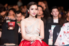 Phương Trinh Jolie khoe khéo ngực đầy, eo thon với váy cắt xẻ gợi cảm