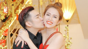 Quang Hà cực thân thiết, hôn Hoa hậu Hoàng Ny giữa sự kiện đông người