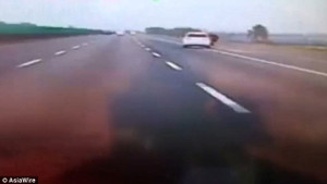 Video: Cãi nhau với người yêu, cô gái nhảy khỏi ô tô đang phóng 100 km/h