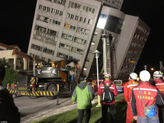 Video, ảnh: Nhà cao tầng nghiêng ngả, đường sá nứt toác sau động đất ở Đài Loan