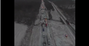 Video: Băng tuyết phủ kín đường cao tốc, hàng chục ô tô đâm nhau trong giá lạnh lịch sử ở Mỹ