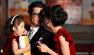 Vợ chồng Dustin Nguyễn trao nhau nụ hôn nồng nàn trên thảm đỏ