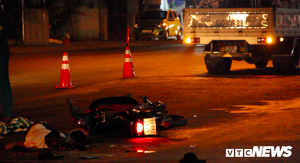 Ngã xuống đường sau va chạm, nam thanh niên bị xe tải cán chết