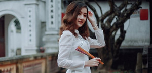 Hot girl Đại học Kiểm sát xinh đẹp nhớ kỷ niệm cha cõng đi chơi dịp Tết