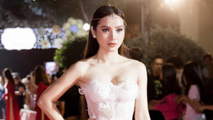 Hóa nữ thần mùa xuân, Phương Trinh Jolie khoe 3 vòng nóng bỏng